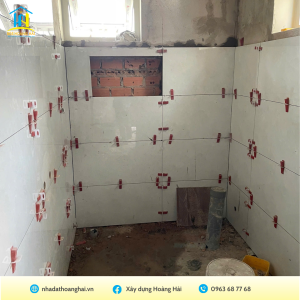 thực tế thi công xây dựng ốp gạch NVS nhà phố Ecolakes Hoàng Hải